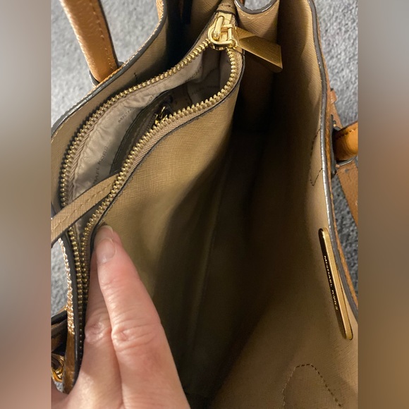 Michael Lots hand or shoulder bag. Color: Luggage; Leather - Picture 5 of 12